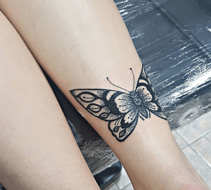 papillon de nuit jambe