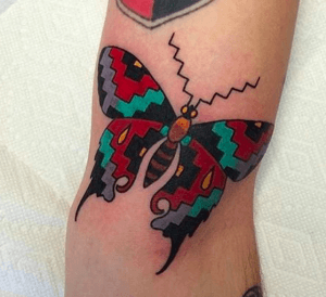 tatouage coloré de papillon