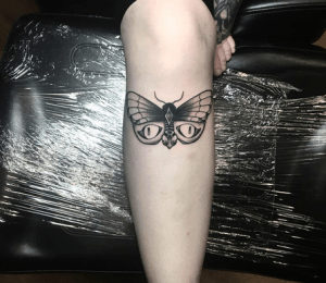tatouage jambe papillon