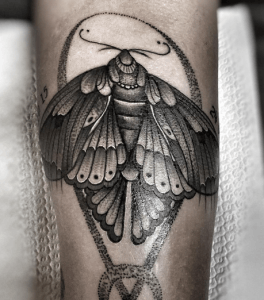 tatouage noir et gris papillon