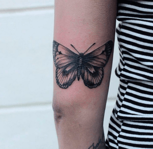 tatouage noir papillon