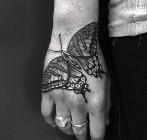 tatouage papillon main