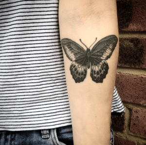 tatouage papillon noir