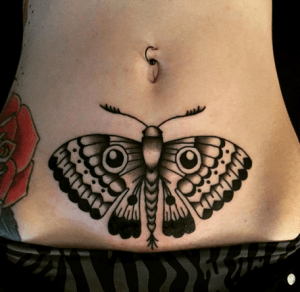 tatouage papillon ventre