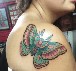 tatouage papillon vert epaule
