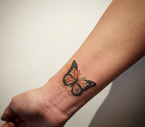 tatouage poignet papillon