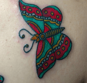 tattoo papillon vert et rouge