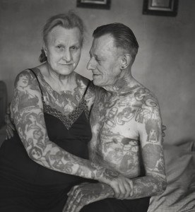 Vieux couple tatoué