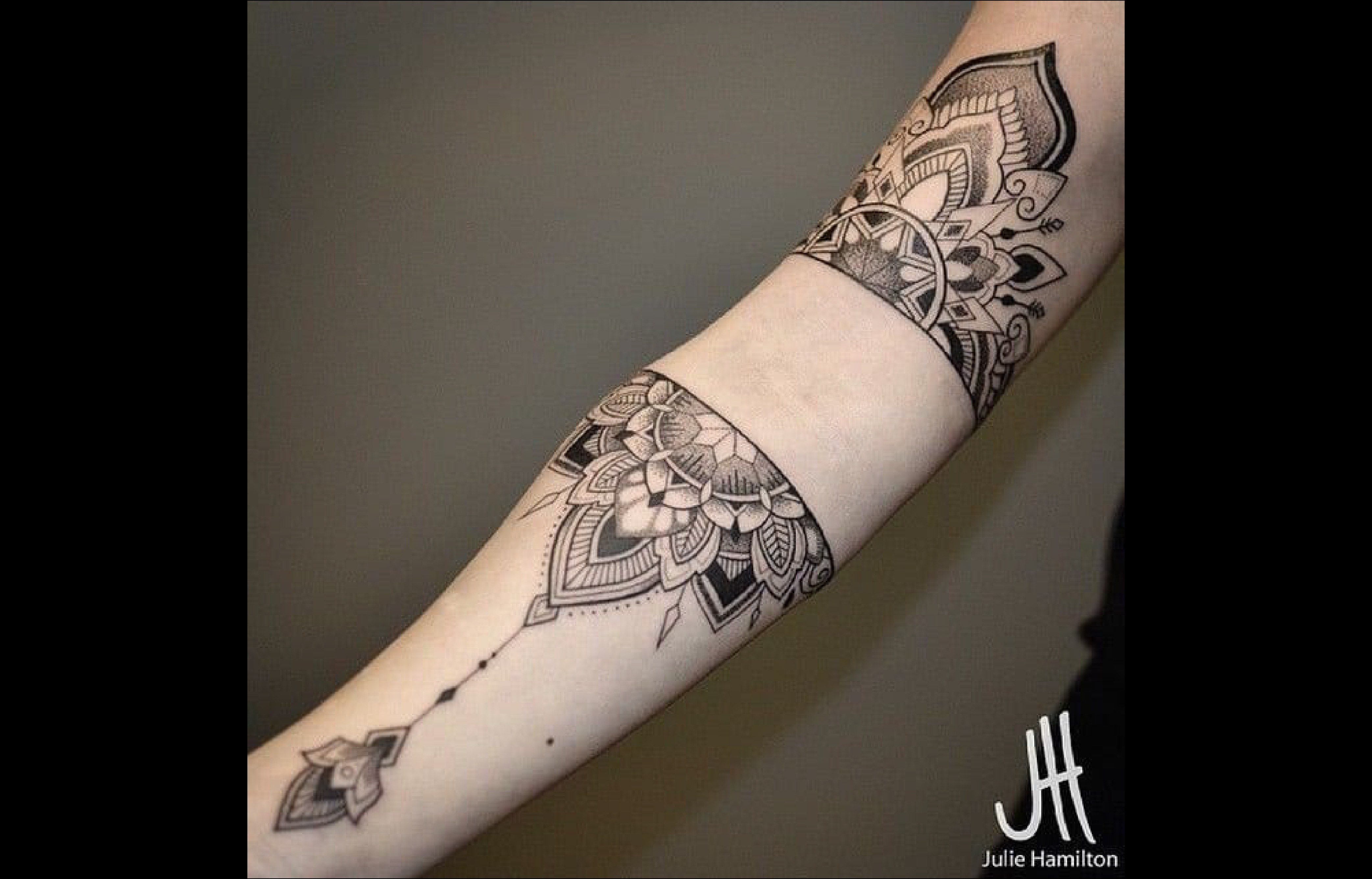 Mandala sur le bras tatoué par Julie Hamilton 