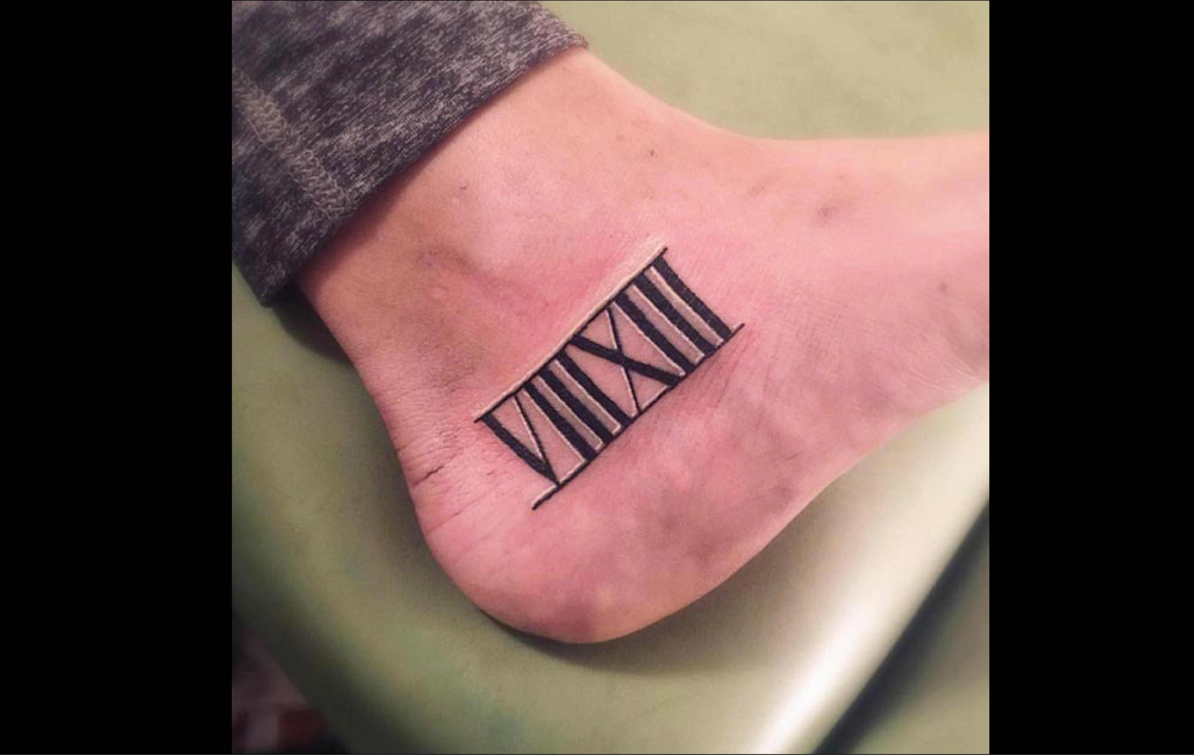 Artiste inconnu, chiffre romain tatoué sur le pied 