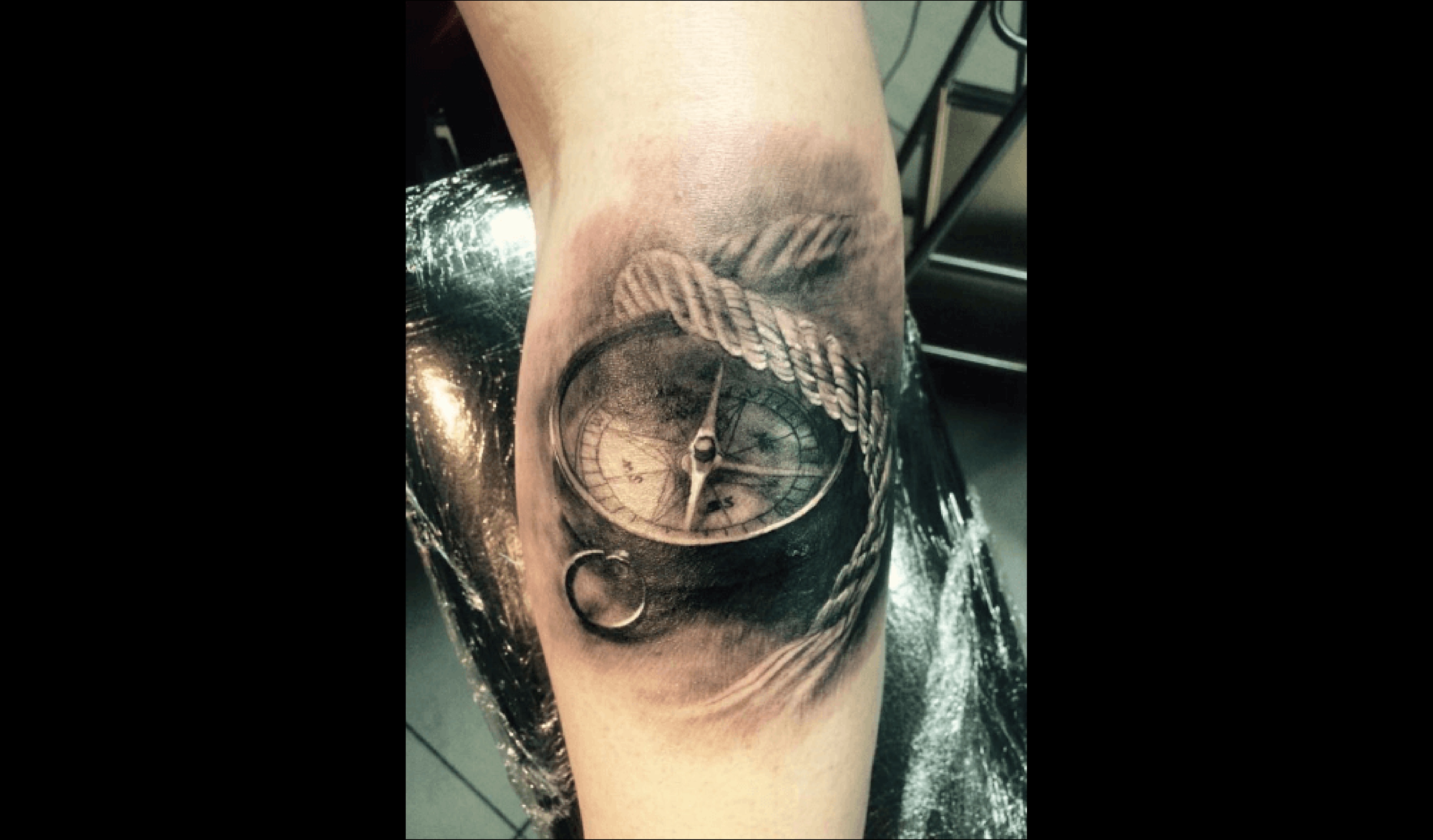 Artiste inconnu, boussole tatouée en black & grey