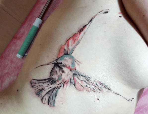 tatouage colibri underboob