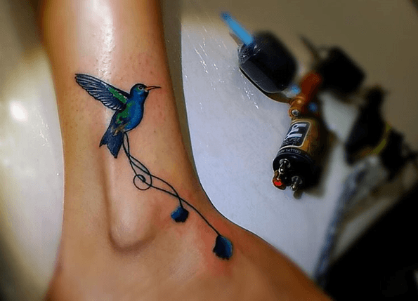 tatouage de colibri bleu cheville
