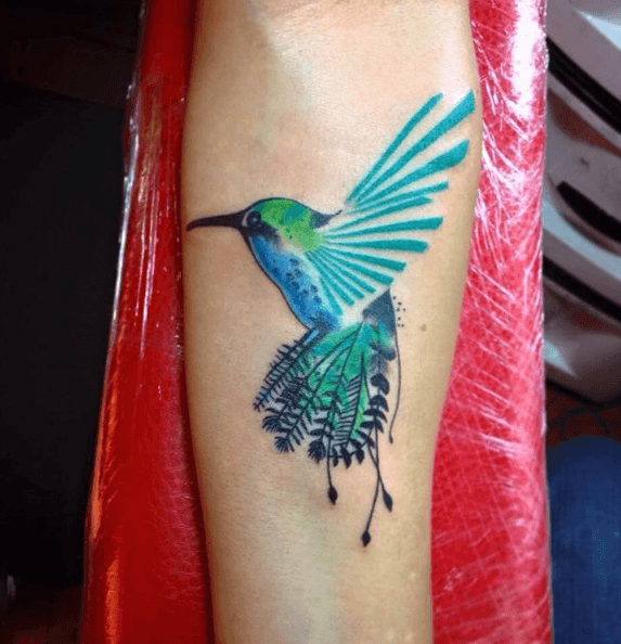 tatouage de colibri bleu et vert