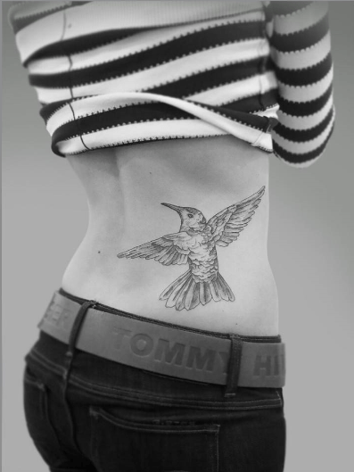 tatouage colibri dos