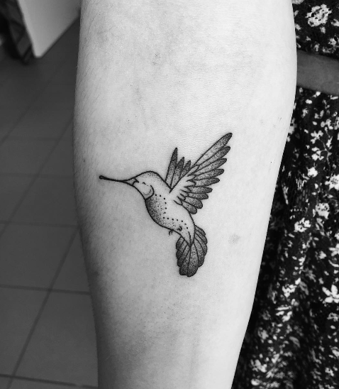 tatouage colibri noir et blanc