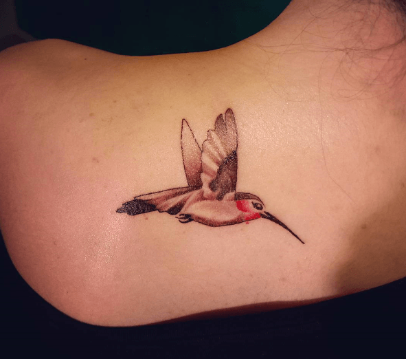 tatouage de colibri sur nuque femme