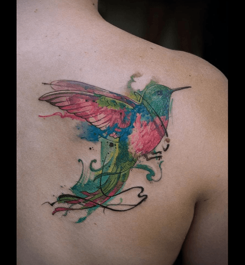tatouage de colibri en couleur