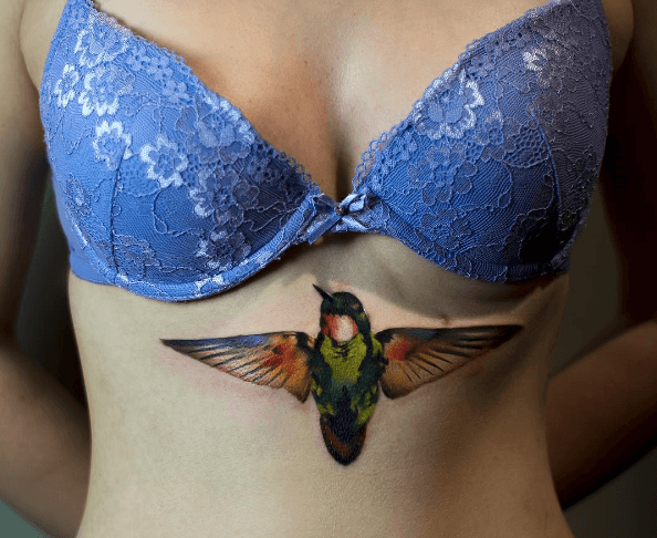 tatouage colibri underboobs