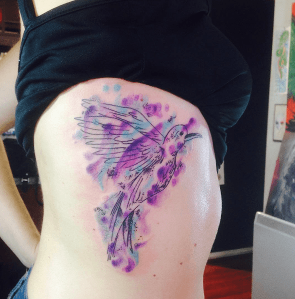 tatouage colibri watercolor bleu mauve