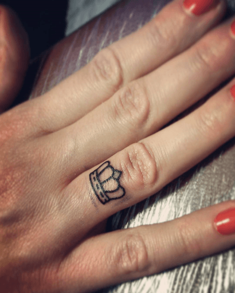 tatouage couronne doigt femme