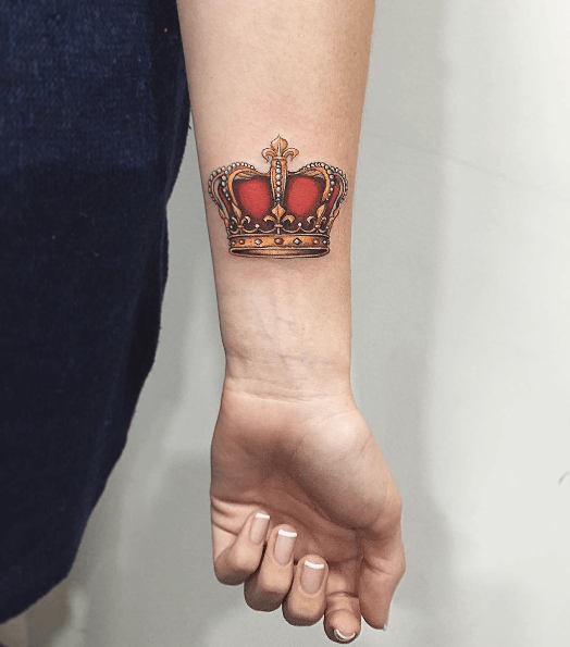 tatouage couronne femme couleur bras