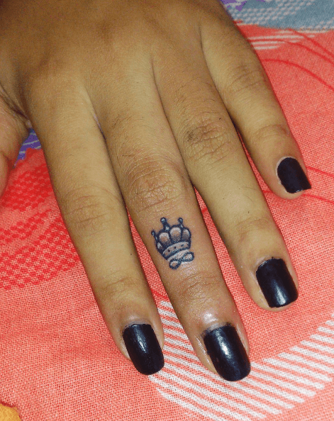 tatouage couronne femme doigt infini