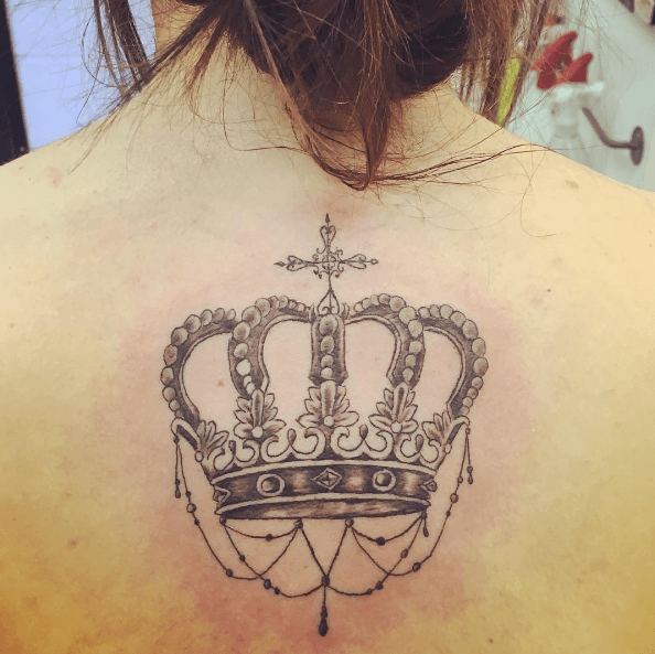 tatouage couronne femme milieu dos
