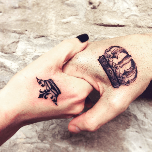 tatouage couronne main couple