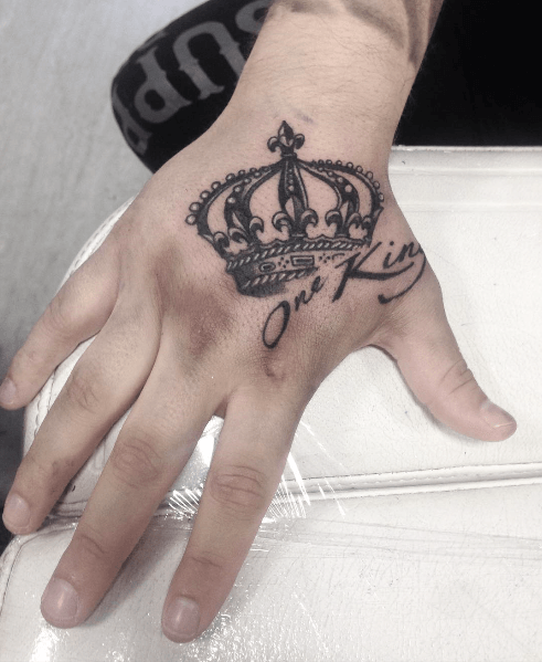 tatouage couronne main homme lettrage