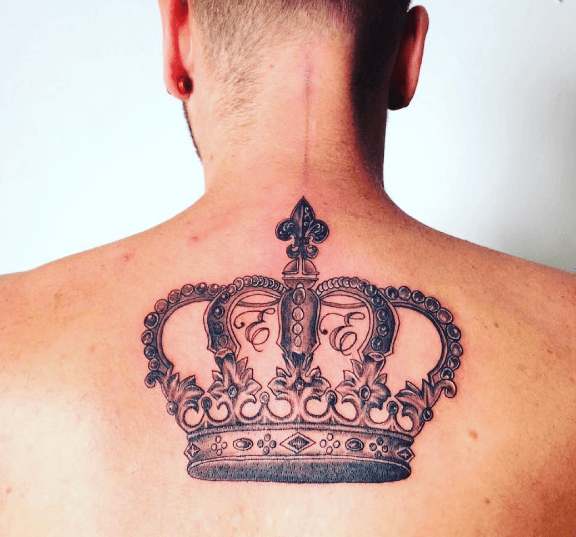 tatouage couronne nuque homme