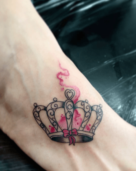 tatouage couronne pied femme