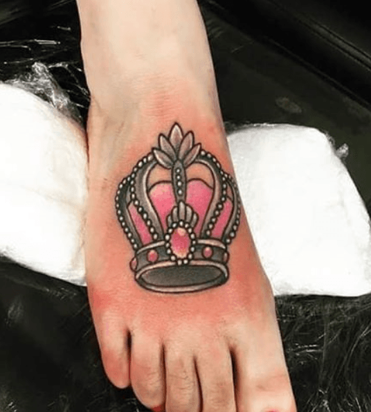 tatouage couronne pied girly couleur
