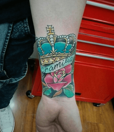 tatouage couronne rose