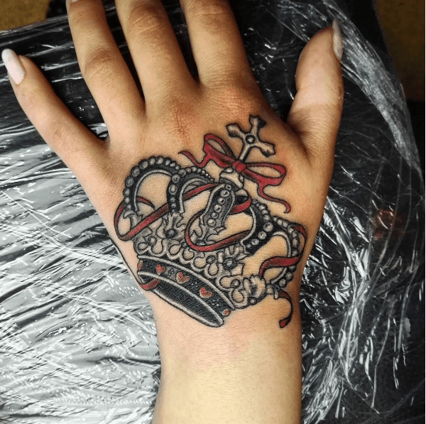 tatouage couronne ruban main