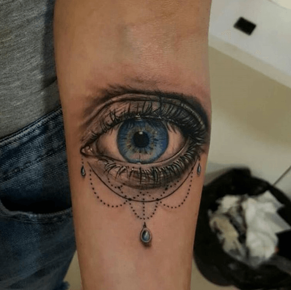 tatouage oeil bleu