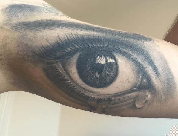 tatouage oeil realist enoir et gris