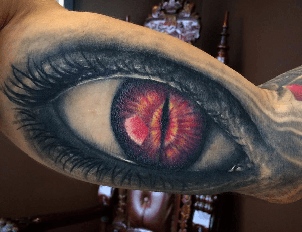 tatouage oeil reptile