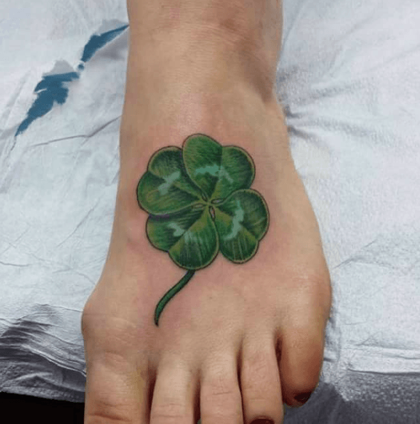 tatouage trefle pied