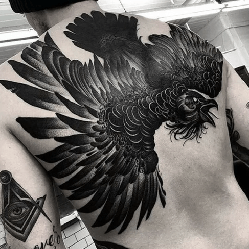 Tatouage corbeau noir dos
