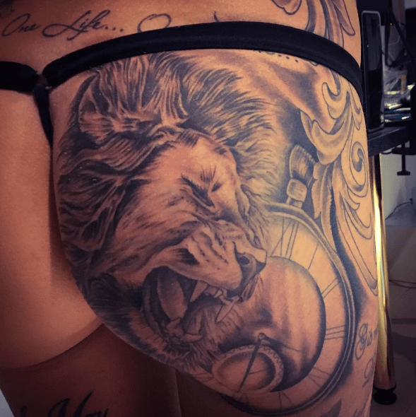 Tatouage fesse lion