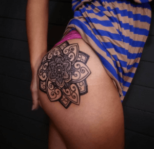 tatouage mandala fesse