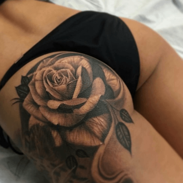 Tatouage fesse rose
