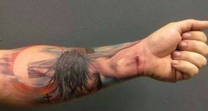 Tatouage illusion d optique Jesus crucifie