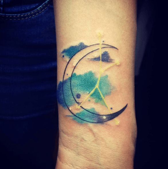 Tatouage croissant de lune constellations aquarelle