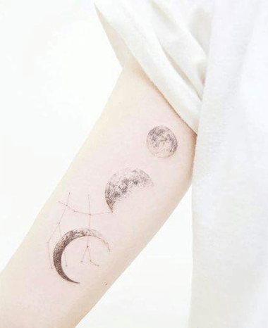 Tatouage lune cycle constellations