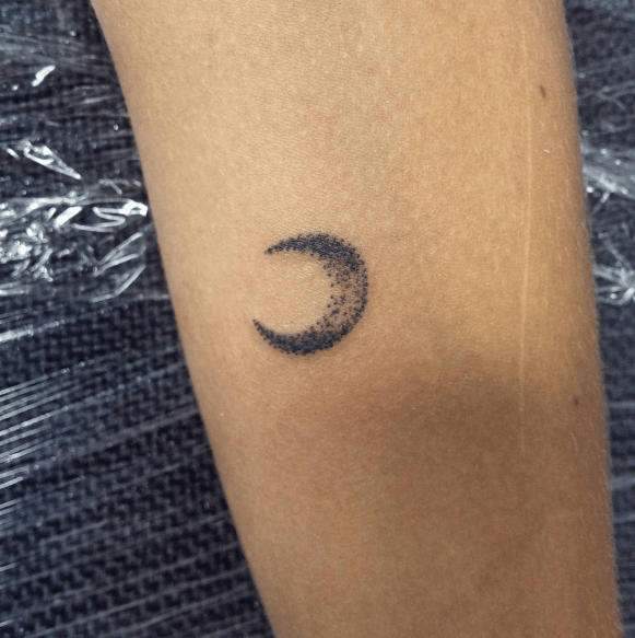 Tatouage croissant de lune minimaliste dotwork