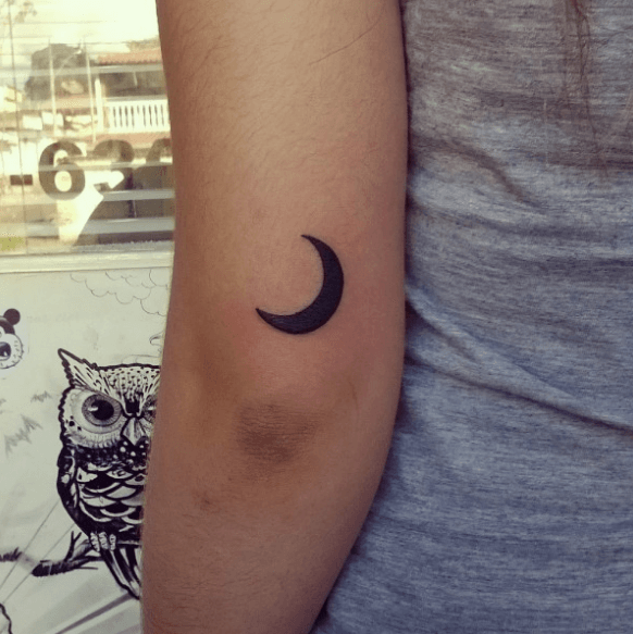 Tatouage croissant de lune minimaliste