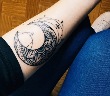 Tatouage croissant de lune ornemental avant-bras
