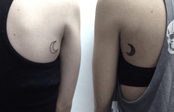 Tatouage croissant de lune noir et blanc